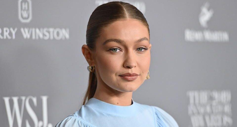 Εμπνεόμαστε από το beauty look της Gigi Hadid και προσθέτουμε πορτοκαλί στo μακιγιάζ μας με 7 key items