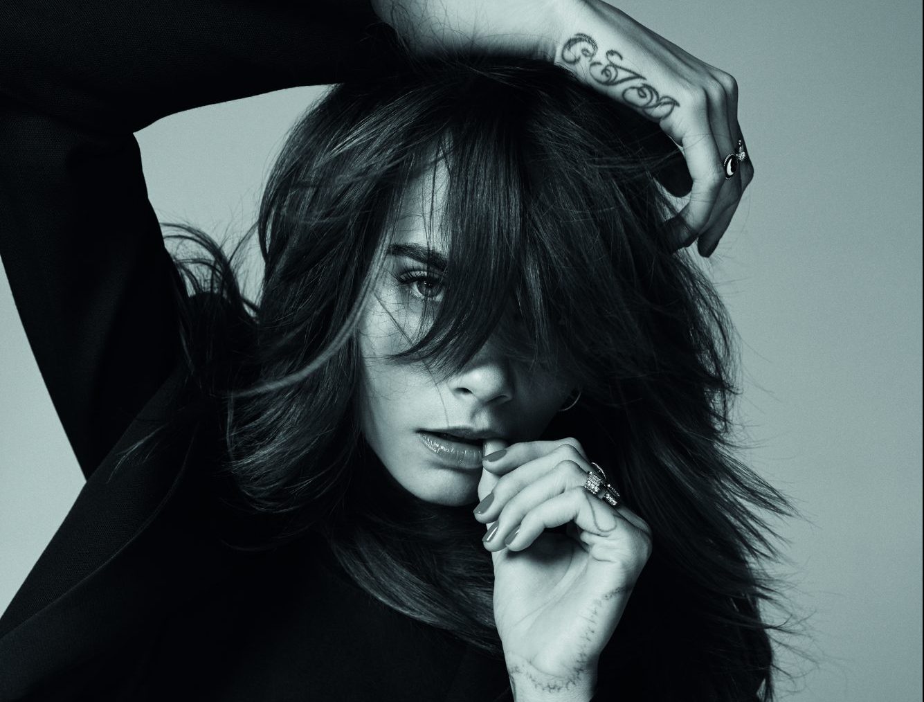 Η Cara Delevingne απαντάει σε 12+1 ερωτήσεις μας