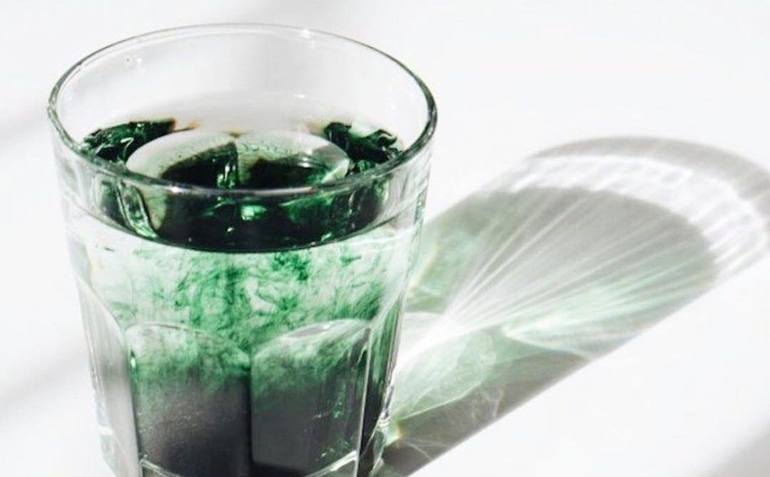 Το TikTok υποστηρίζει ότι το νερό χλωροφύλλης καταπολεμά την ακμή. Είναι αλήθεια;