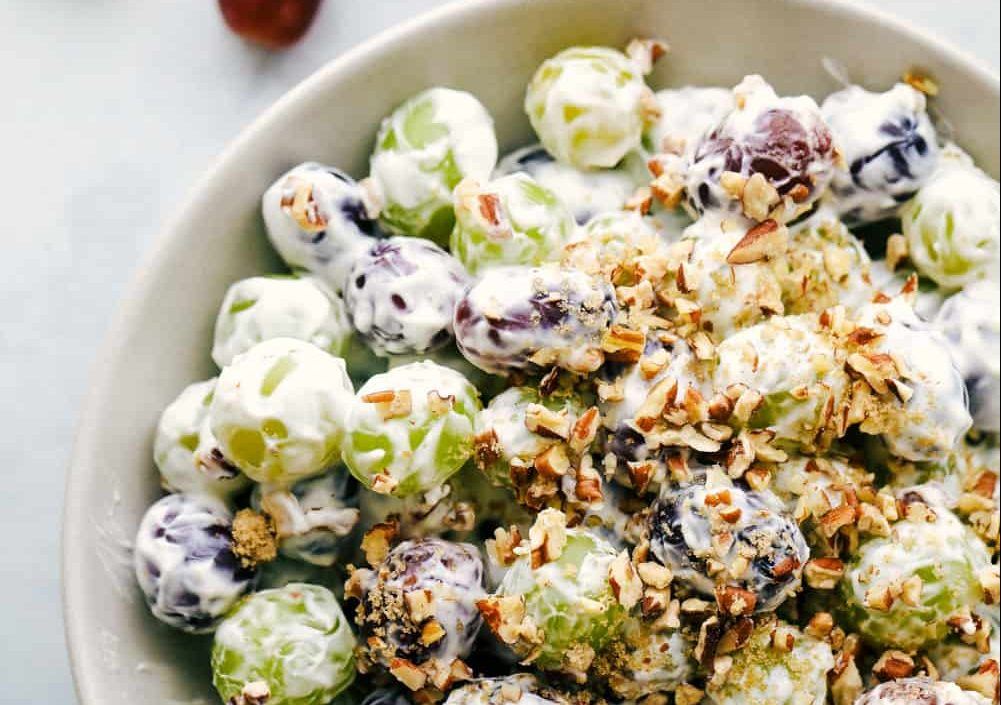Αυτή η φρουτοσαλάτα με σταφύλι και sour cream είναι για όλες τις ώρες της ημέρας