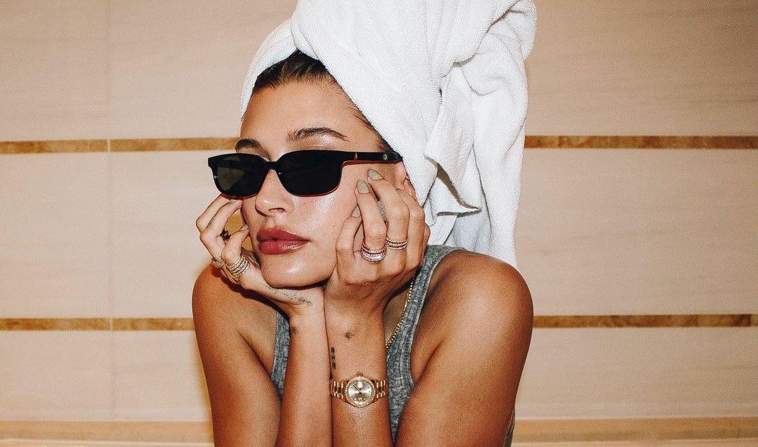 Το zebra print μπικίνι της Hailey Bieber μας βάζει στο απόλυτο καλοκαιρινό mood