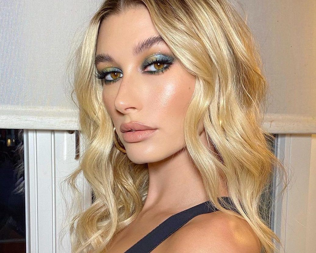 Με αυτή τη diy συνταγή της Hailey Bieber τα χτενίσματά μας μένουν στη θέση τους όλη μέρα