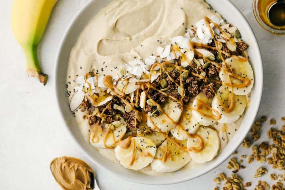 Smoothie bowl με φυστικοβούτυρο: Ένα υγιεινό γλυκό που μπορείς να φτιάξεις μέσα σε 10 λεπτά