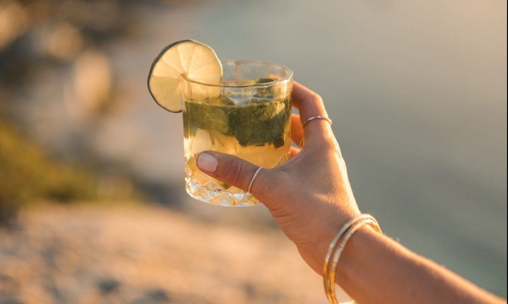 Φτιάχνουμε κλασικό mojito στο σπίτι για τις πιο απολαυστικές βραδιές στο μπαλκόνι