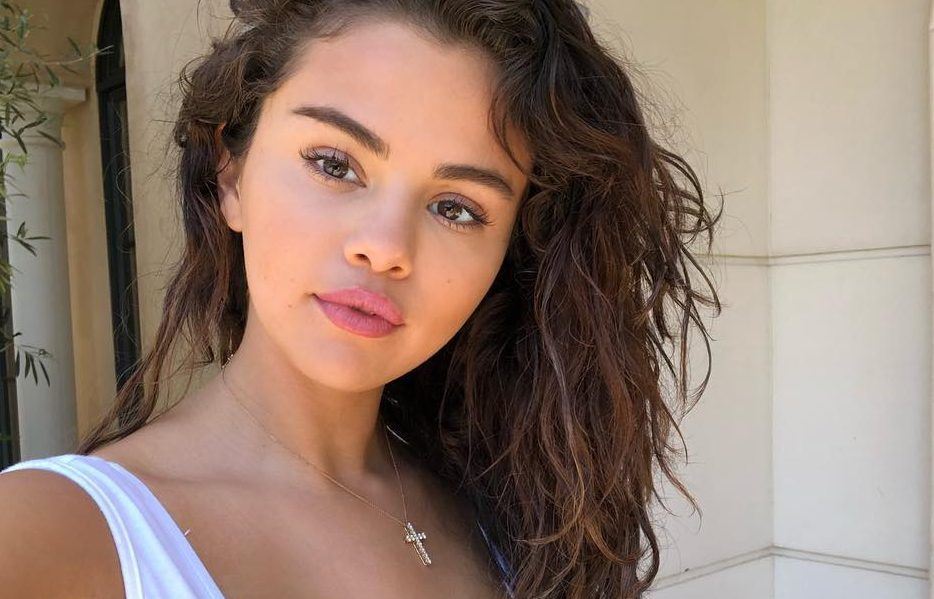Selena Gomez: Ποιο huge trend υιοθέτησε για το μακιγιάζ και το μανικιούρ της;