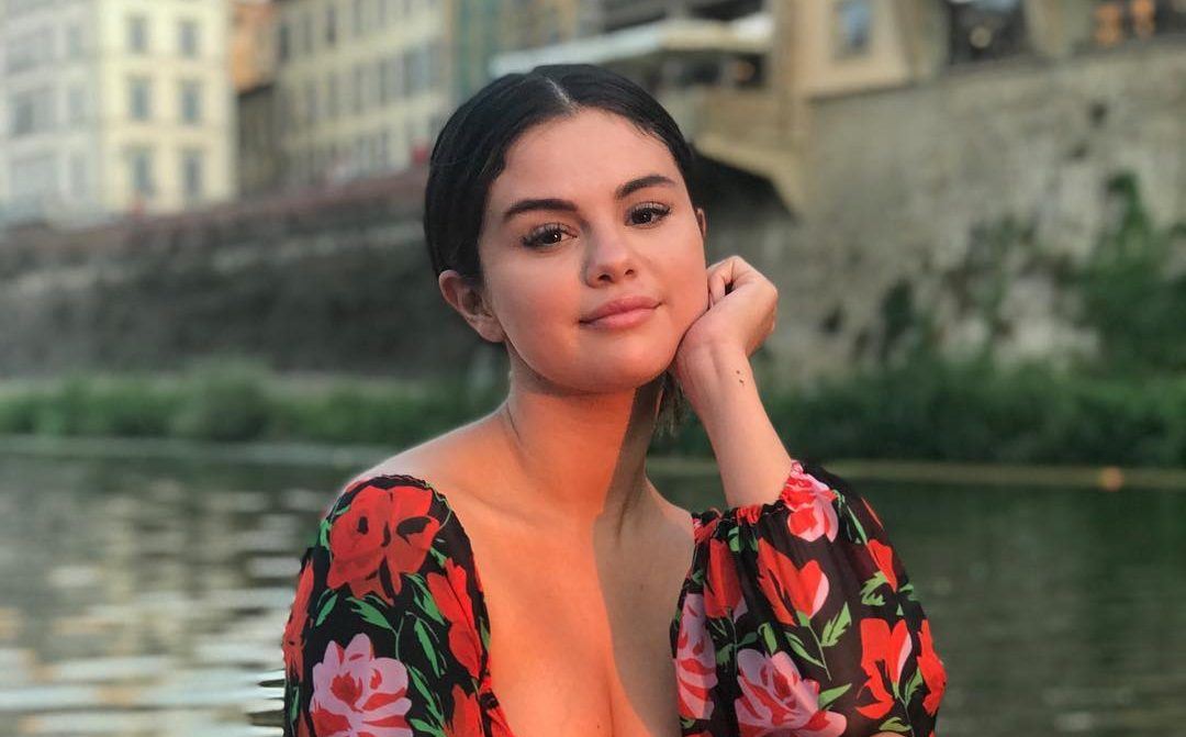 Selena Gomez: «Οι περισσότερες σχέσεις μου ήταν καταραμένες. Ένιωθα πάντα κατώτερη»