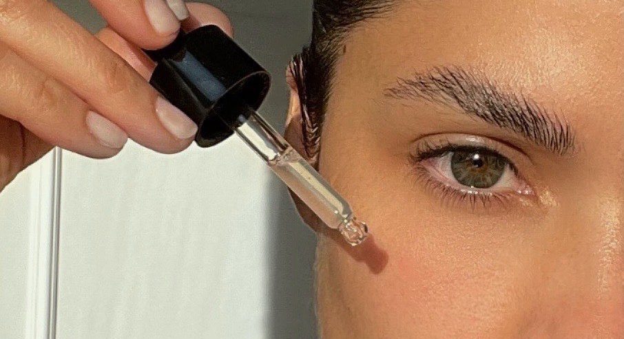 Θέλεις πλούσια φρύδια και βλεφαρίδες; Αυτά είναι τα 3 έλαια-σύμμαχοί σου!