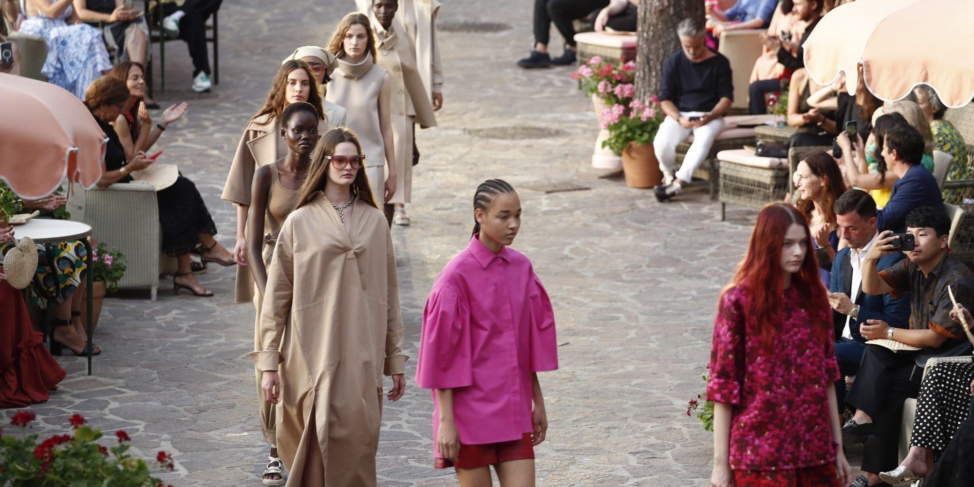 Max Mara Resort 2022: Μια υπέροχη συλλογή με φόντο την ατμοσφαιρική Ίσκια της Ιταλίας