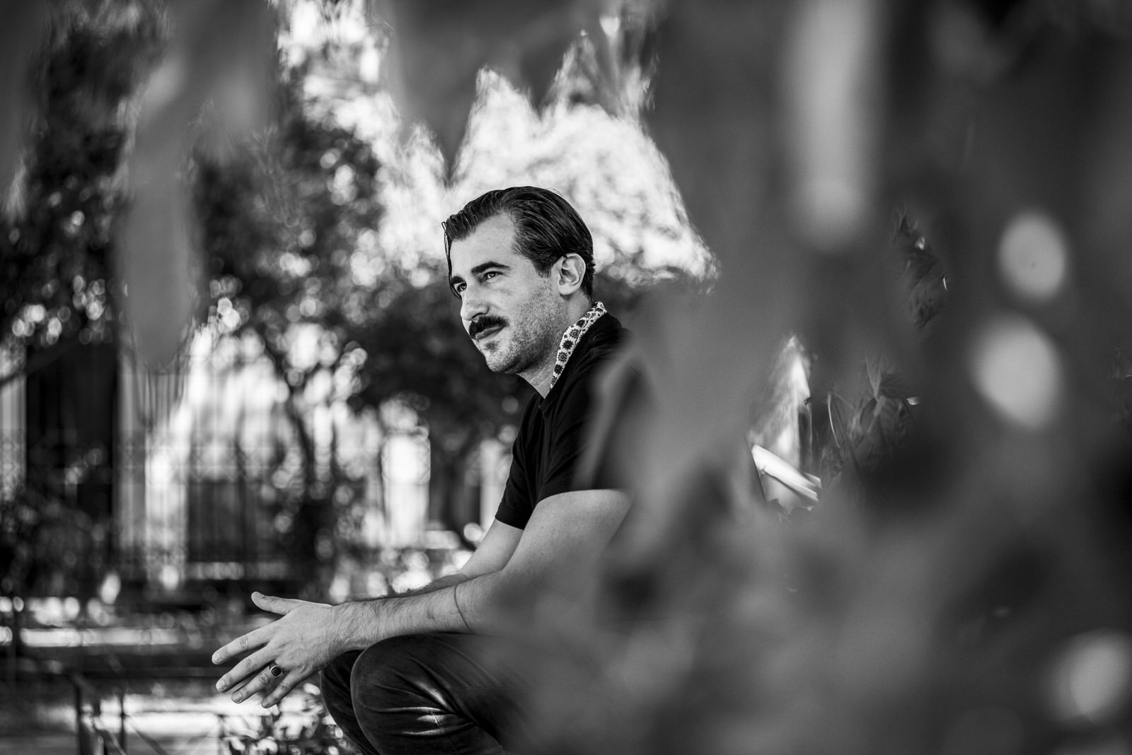 «Ο στόχος της ποίησης είναι να κάνει τον κόσμο δικό της», o ποιητής Νίκος Ερηνάκης στο ELLE