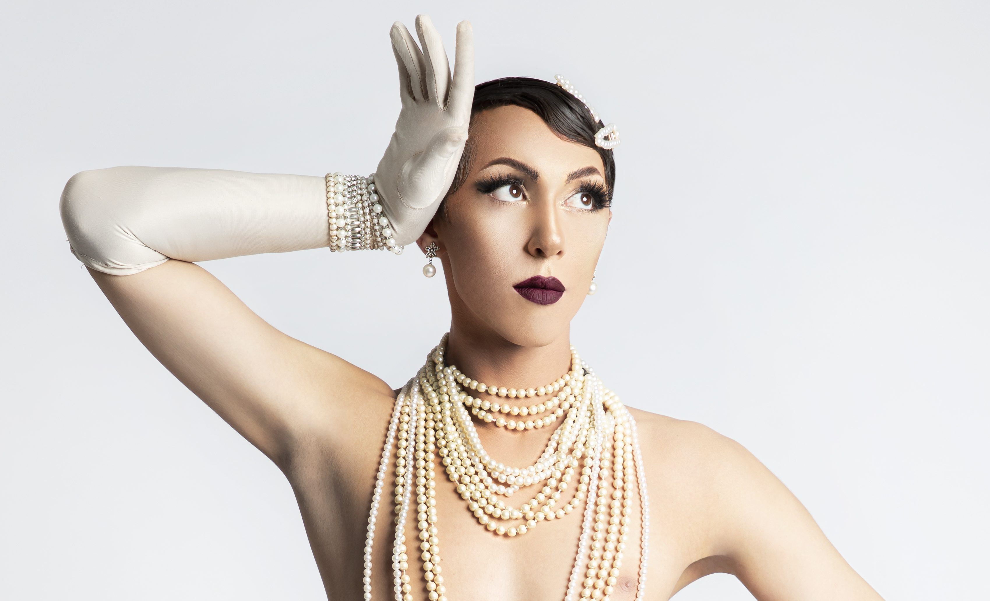 «Η µεγαλύτερη µάχη που πρέπει να δώσει ένας drag artist σήµερα στην Ελλάδα είναι να αντιµετωπίσει τις προσωπικές του µάχες»: O drag artist Θέµης Θεοχάρογλου (aka Holly Grace) στο ELLE