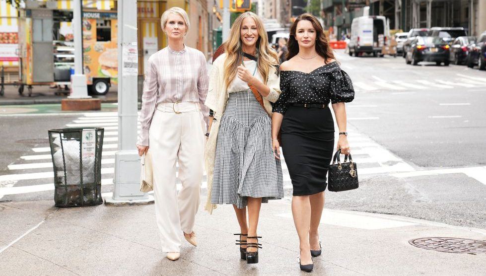 Sex and The City Reboot: Τα πρώτα luxury looks των πρωταγωνιστριών αποκαλύφθηκαν κι εμείς δηλώνουμε ενθουσιασμένες