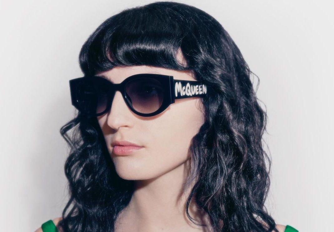 Ένα σπάνιο πορτρέτο του Alexander McQueen από τη φωτογράφο Ann Ray