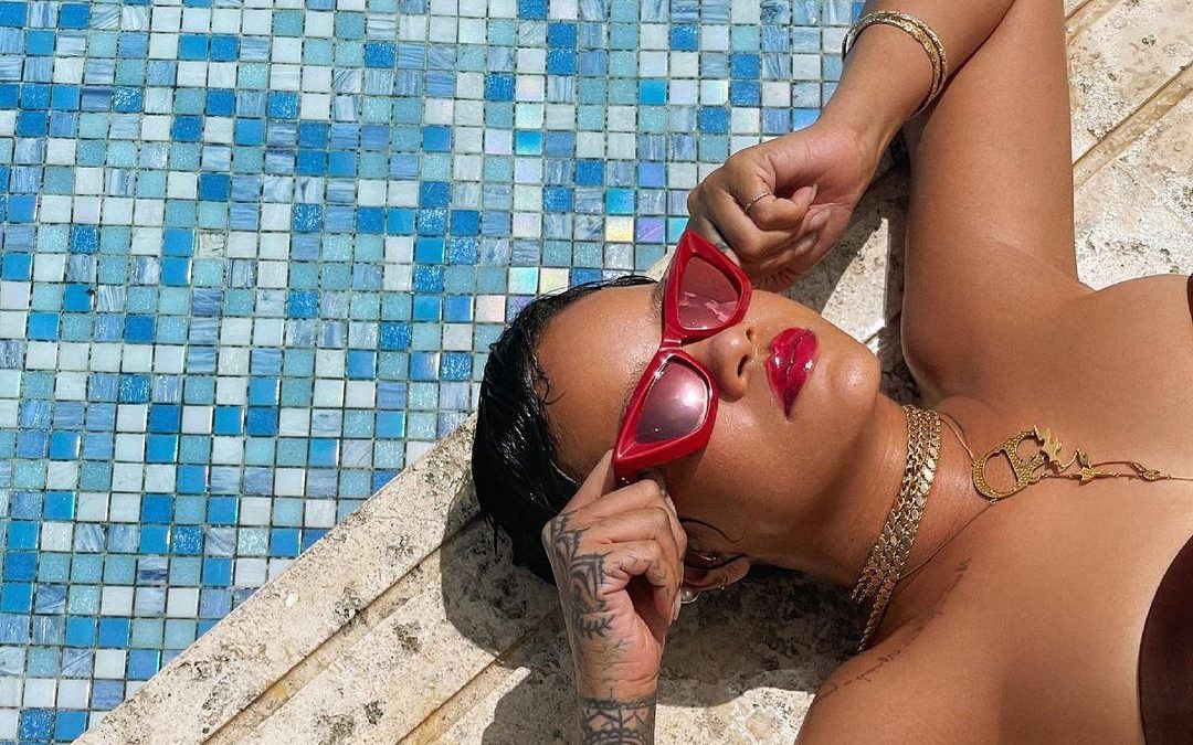 Αυτό είναι το μυστικό της Rihanna για απαλή επιδερμίδα
