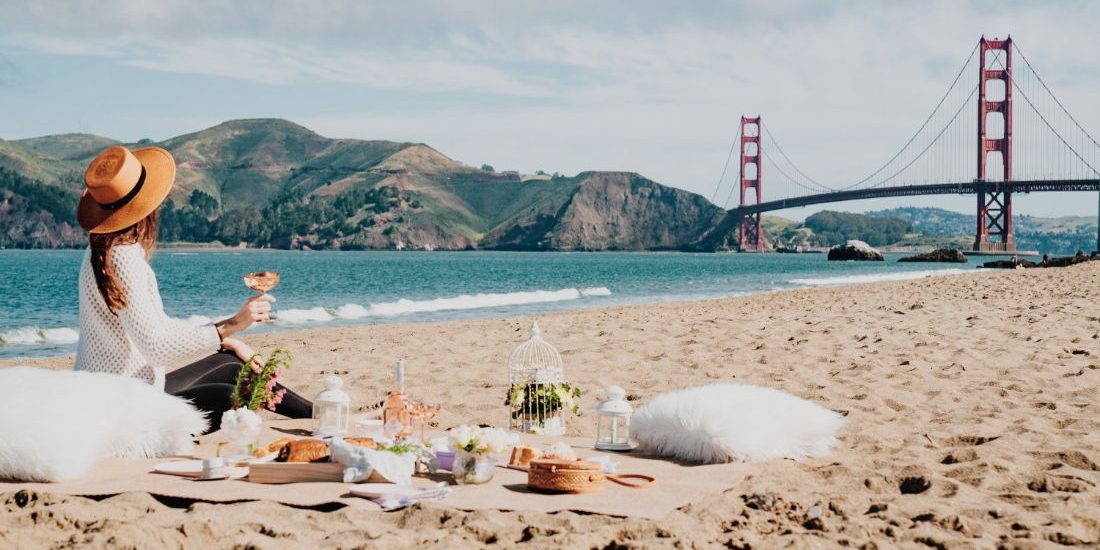 Στις διακοπές τρώμε συνέχεια έξω! 5 tips για να μην πάρεις κιλά