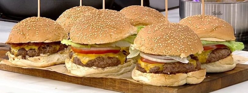 Ο Γιώργος Παπακώστας μας δίνει τη συνταγή για λαχταριστό homemade burger με καραμελωμένα κρεμμύδια