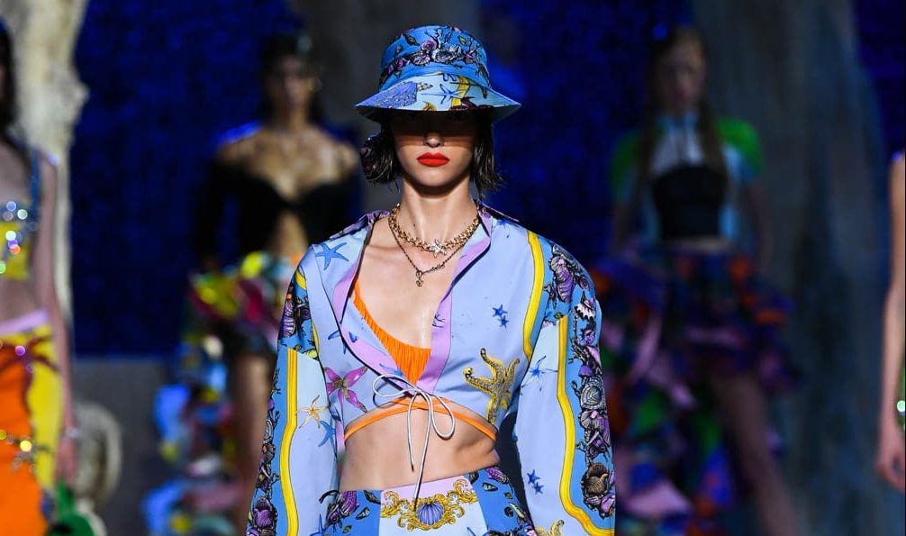 Bucket Hats: Αν δεν είσαι fan του ψάθινου καπέλου, έχουμε την τέλεια εναλλακτική