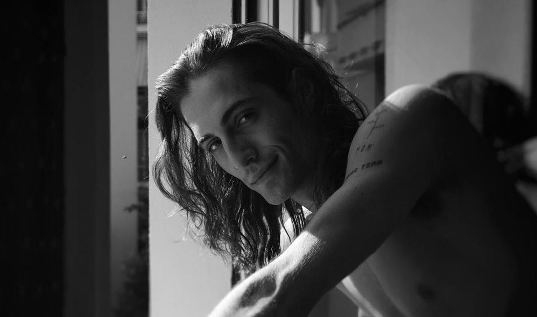 Το νέο hairlook του Damiano David που δίχασε τους fans των Maneskin. Εσύ τι λες;
