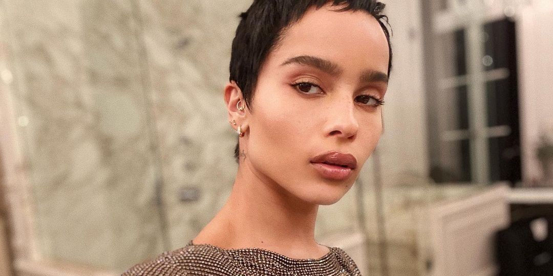 Zoë Kravitz: Αυτά είναι τα beauty προϊόντα που δεν αποχωρίζεται