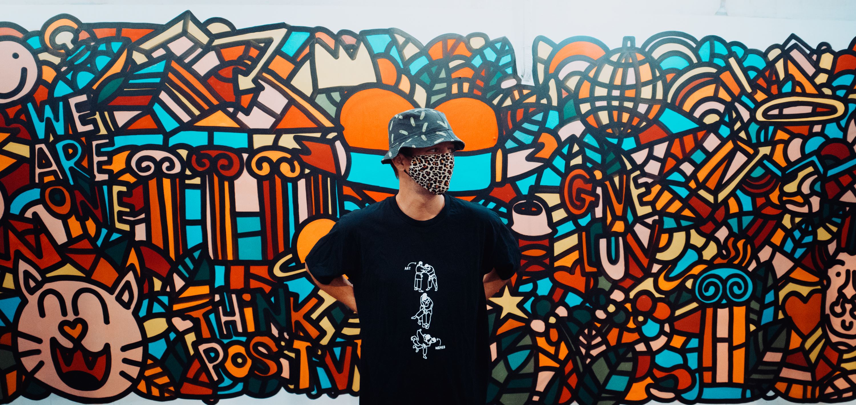 «Η street art ήταν πάντα μια έκπληξη, μια παρέμβαση, ένα δώρο, μια φωνή». Ο street artist Σωτήρης Φωκέας (aka SOTEUR) στο ELLE