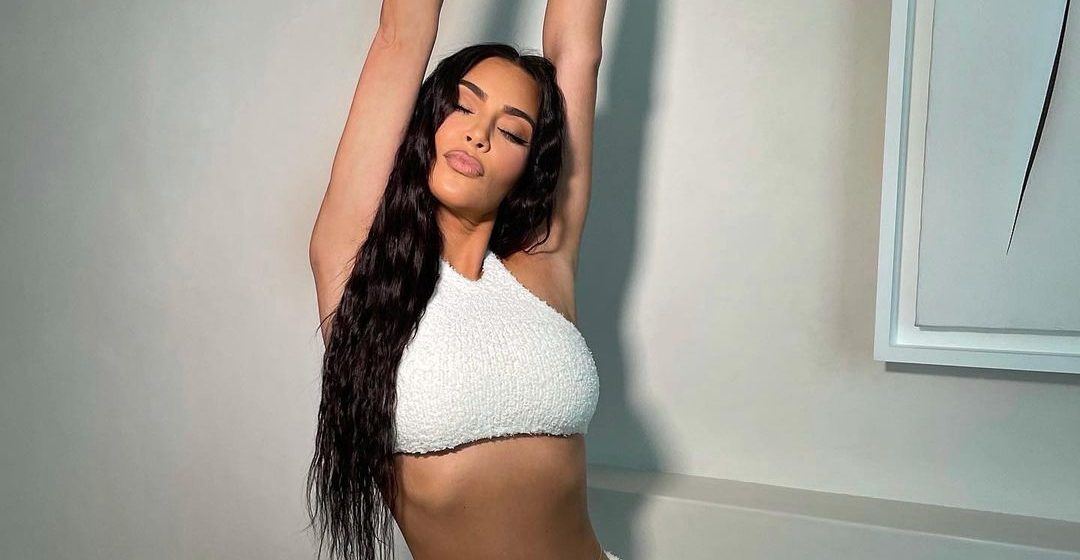 Kim Kardashian: Εμφανίστηκε με νυφικό στη συναυλία του Kanye West