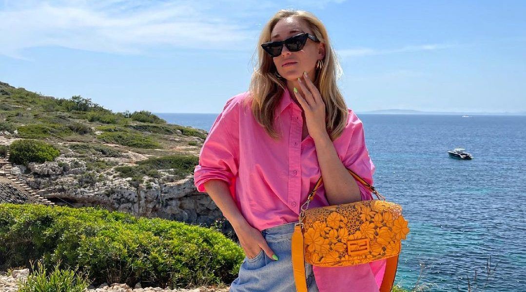 Πουκάμισο & denim σορτς: Μπορείς να σκεφτείς καλύτερο συνδυασμό για αυτές τις ημέρες; (& shopping guide)