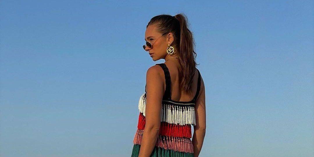 Danielle Bernstein: Η influencer με τους 2.5M followers μας δίνει τα στιλιστικά «Dos» των διακοπών