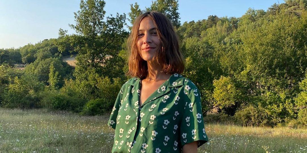 Η Alexa Chung παραδίδει μαθήματα στυλ μέσα από 4+1 looks που όλες μπορούμε να αντιγράψουμε