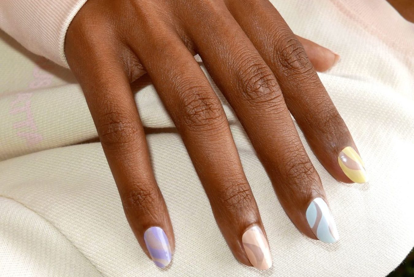 Abstract Nails: Το μανικιούρ που κυριαρχεί τώρα στα social media