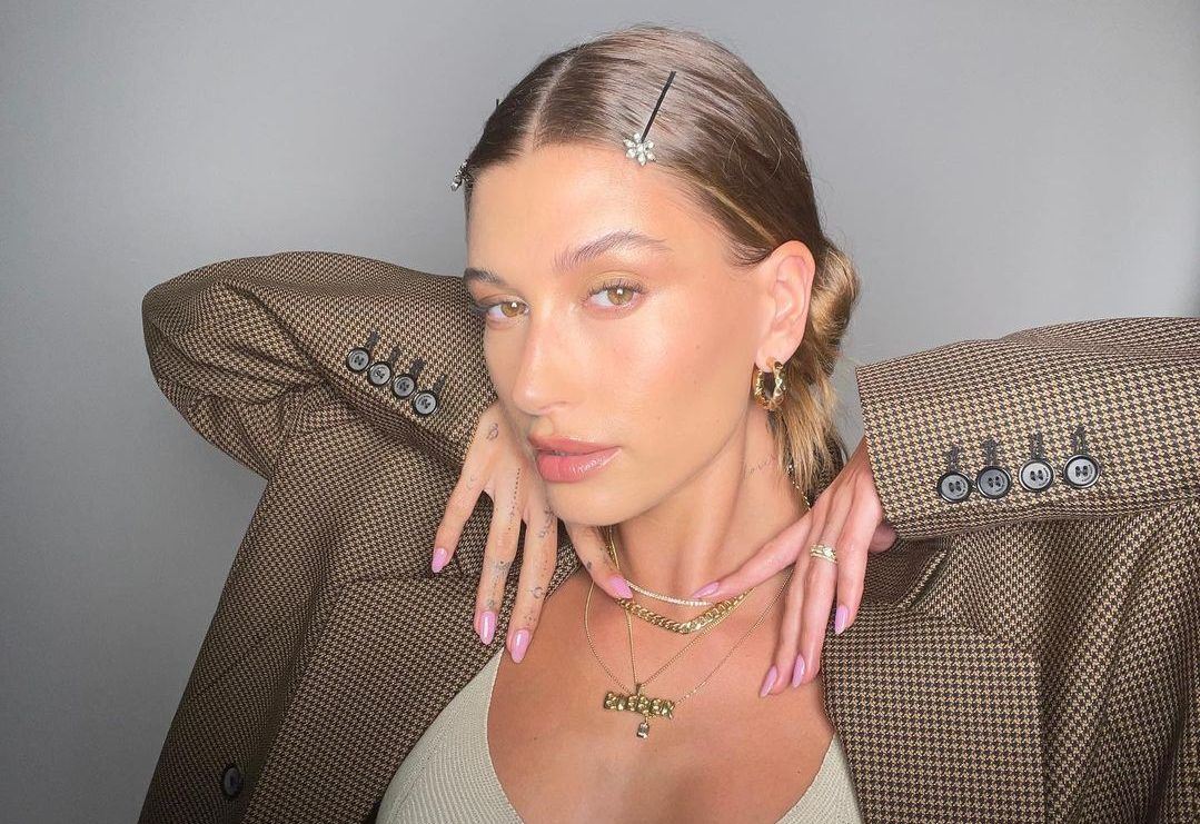 Denika Bedrossian: H make-up artist της Hailey Bieber αποκαλύπτει 5 beauty προϊόντα που δεν αποχωρίζεται ποτέ