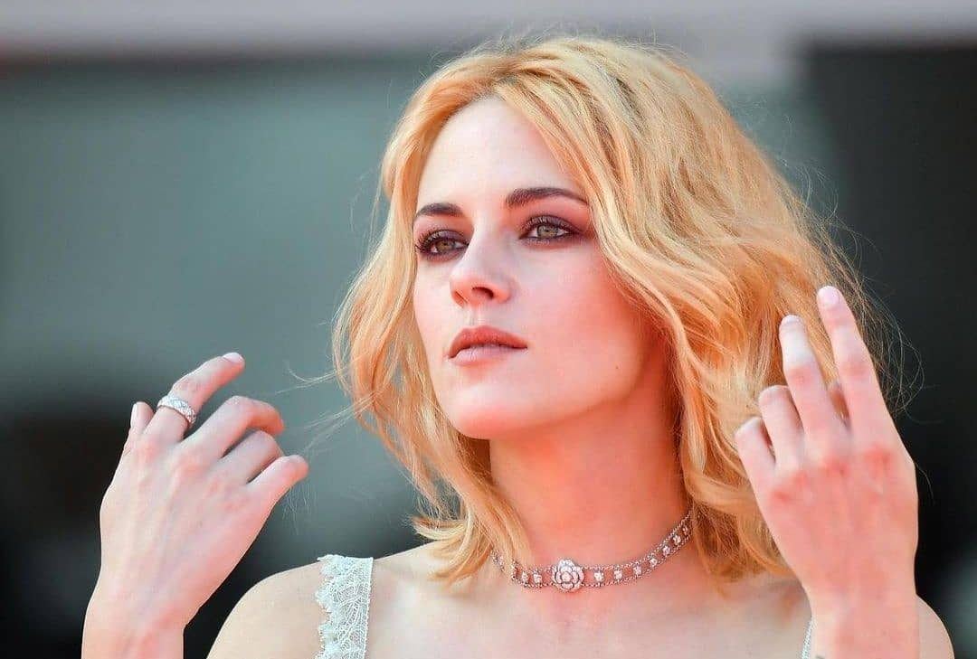 Η Kristen Stewart μετατρέπει ένα απλό bob haircut στην απόλυτη ροκ εμφάνιση