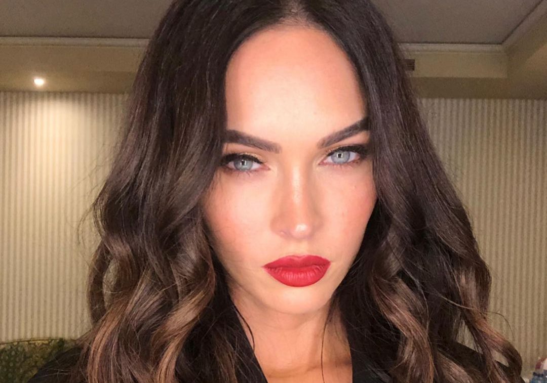 Αυτές είναι οι 2 βασικές κινήσεις πίσω από τα τέλεια smokey eyes της Megan Fox