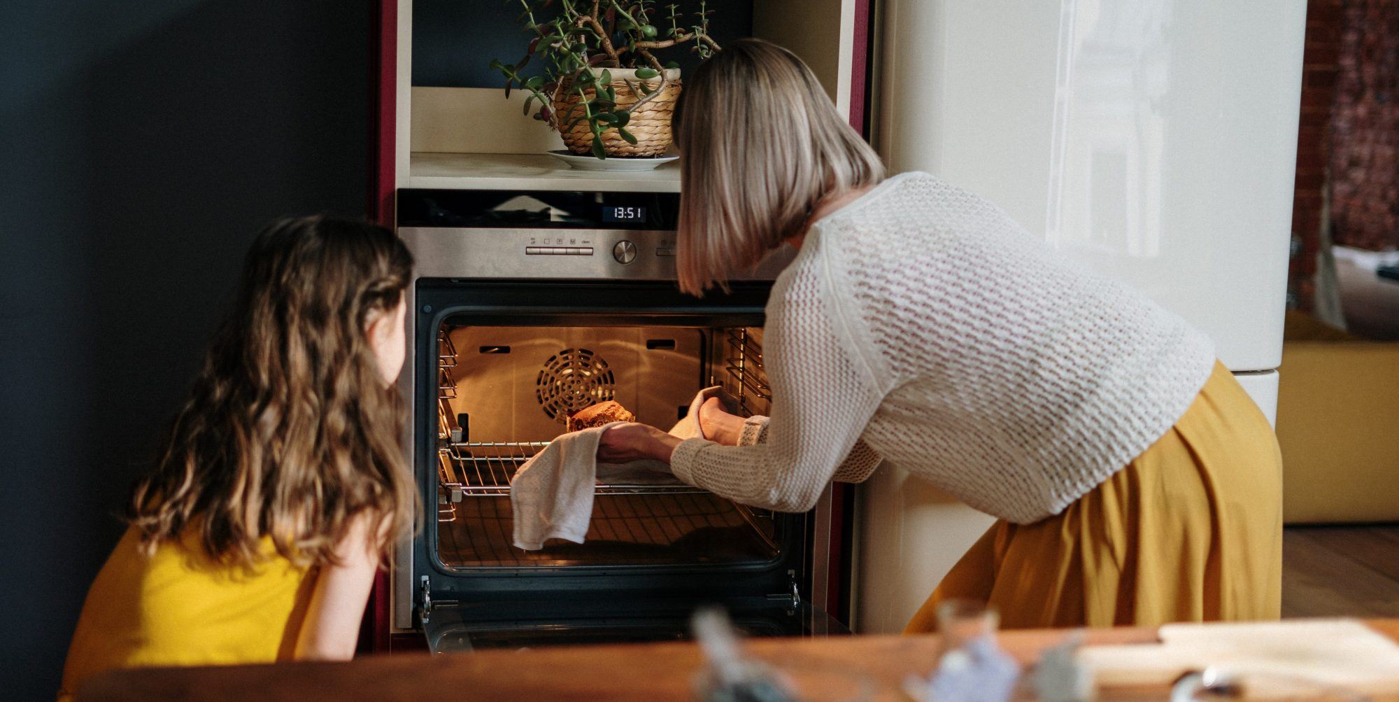 5 tips για να μαγειρέψεις παρέα με το παιδί σου και να μην κινδυνέψετε ούτε εσείς αλλά ούτε και η κουζίνα