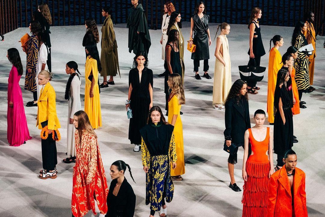 Οι οίκοι Moschino και Proenza Schouler μονοπώλησαν το ενδιαφέρον μας στην New York Fashion Week SS22