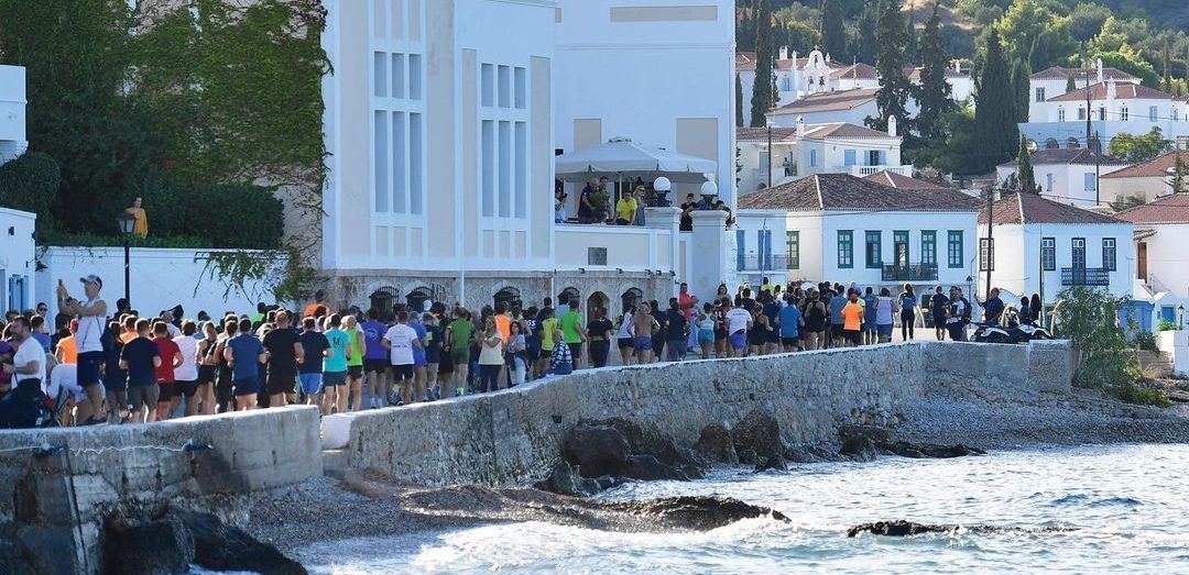 Το Spetses Mini Marathon μας καλεί να γίνουμε μέρος στη μεγαλύτερη γιορτή του αθλητισμού