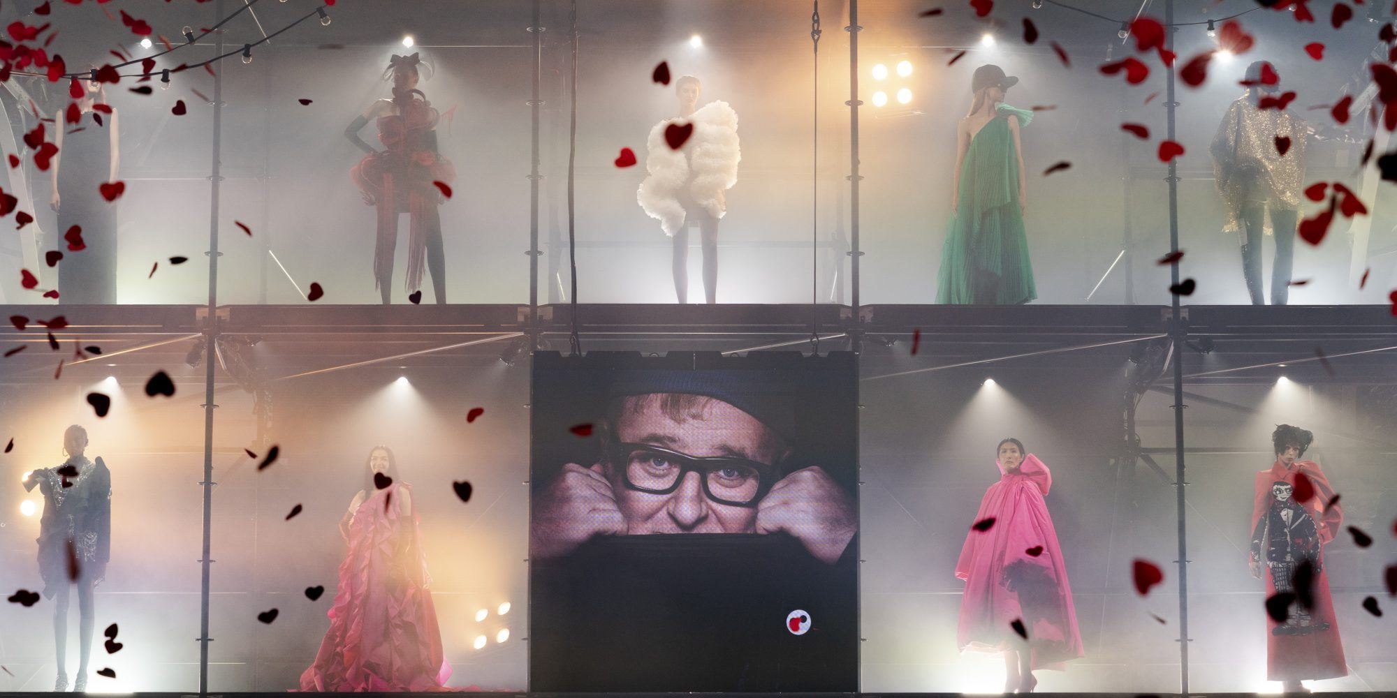 Love Brings Love: To show στη μνήμη του Alber Elbaz ήταν το καλύτερο (και πιο συγκινητικό) φινάλε για τον fashion month