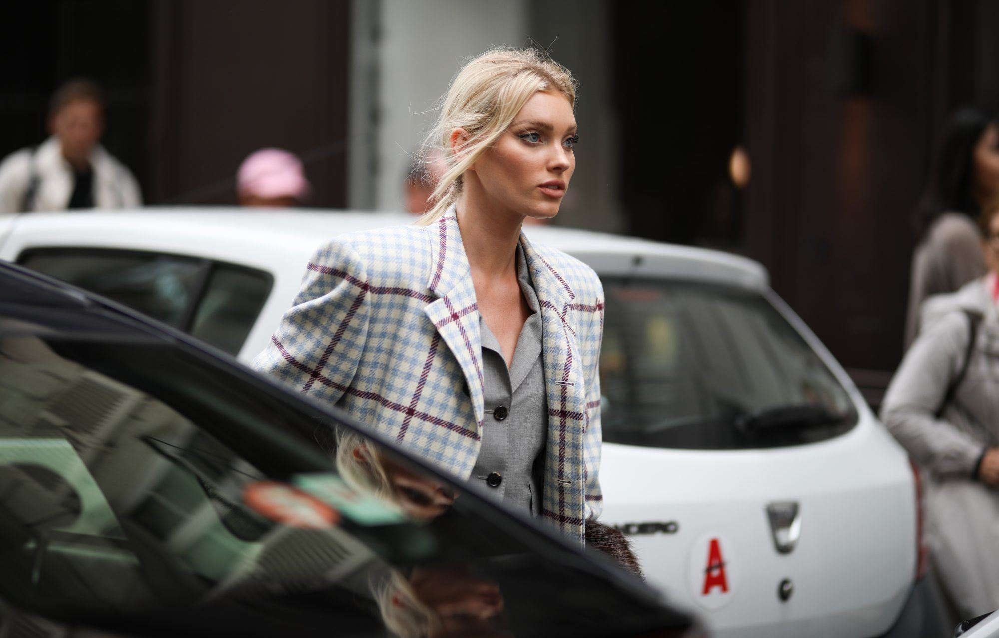 Η Elsa Hosk δίνει την έμπνευση για τα looks της εβδομάδας, του μήνα, της σεζόν