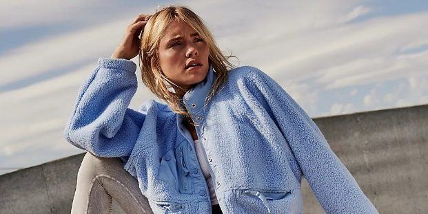 Η Kaia Gerber και η Hailey Bieber λατρεύουν αυτό το cozy fleece jacket. Και μάντεψε! Ξέρουμε πού θα το βρεις