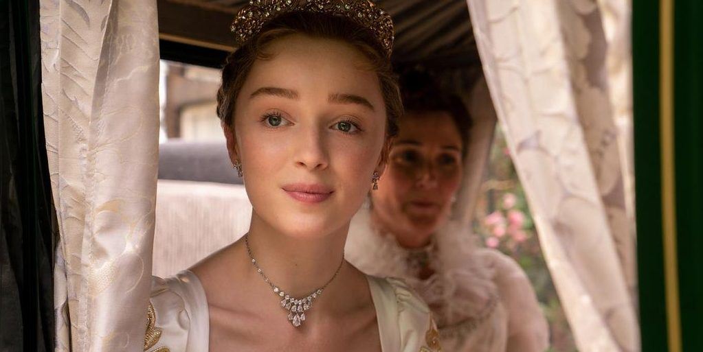 Η Phoebe Dynevor του Bridgerton πρωταγωνιστεί στην πρώτη της καμπάνια