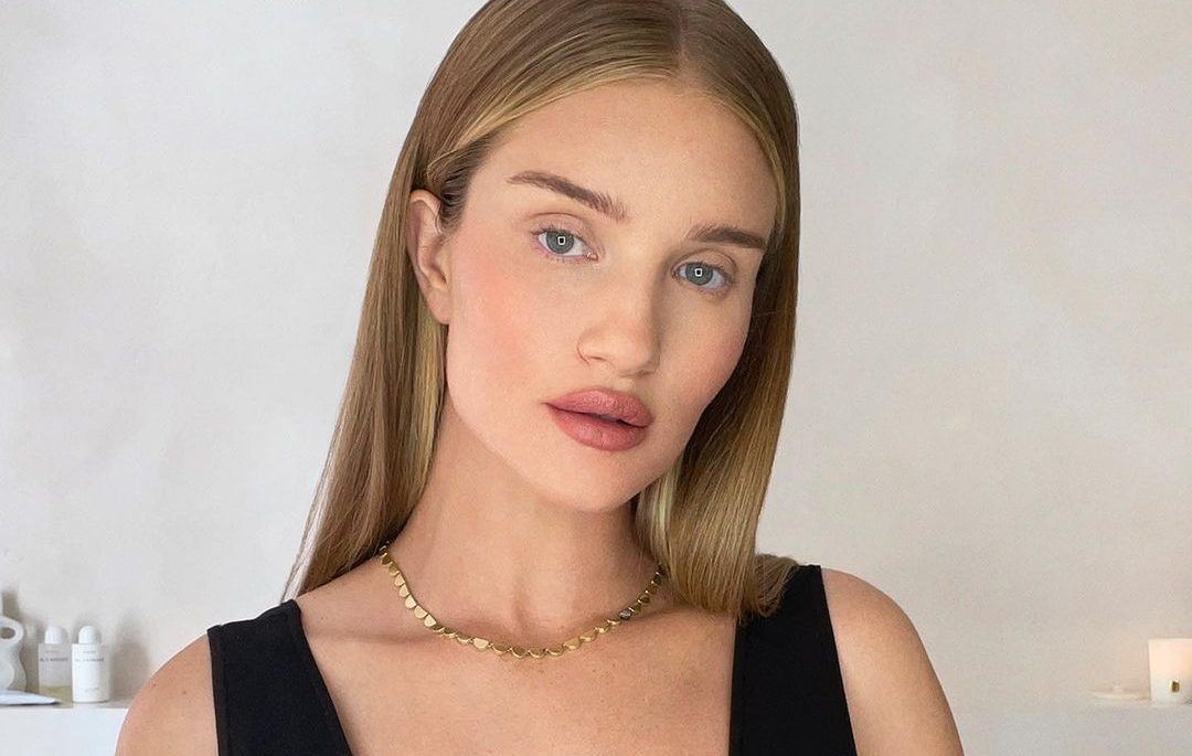 Rosie Huntington: Αυτά είναι τα steps που ακολουθεί για το καθημερινό της μακιγιάζ