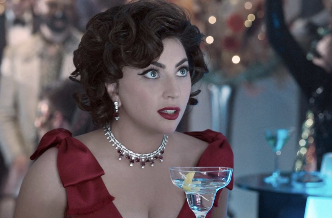 Μάθαμε ποιο είναι το (θεϊκό) κραγιόν που φοράει η Lady Gaga στην αφίσα του «House of Gucci»