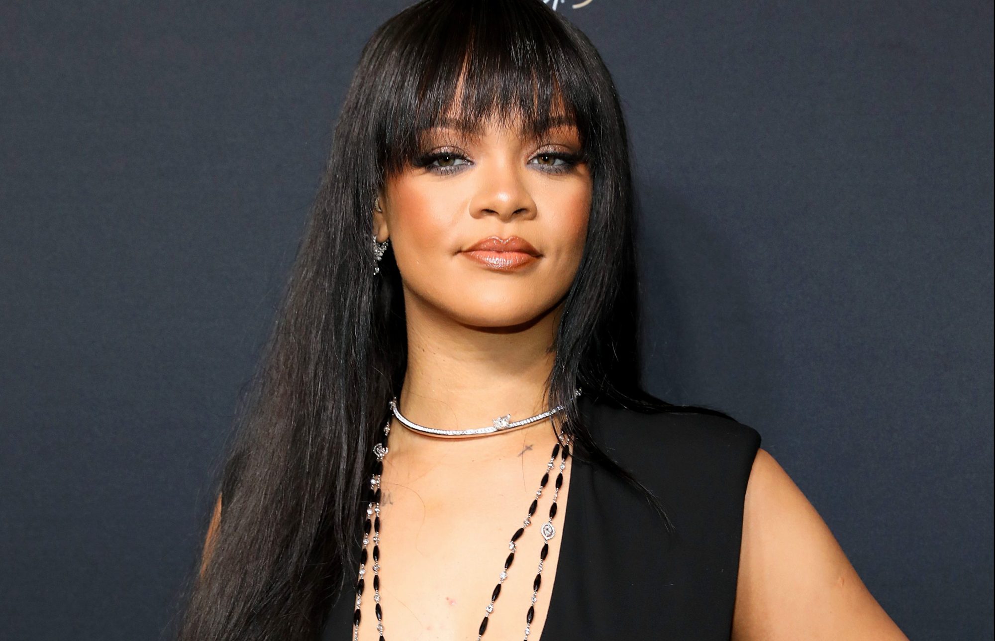 H Rihanna δημιούργησε ένα cat-eye φωτιά!