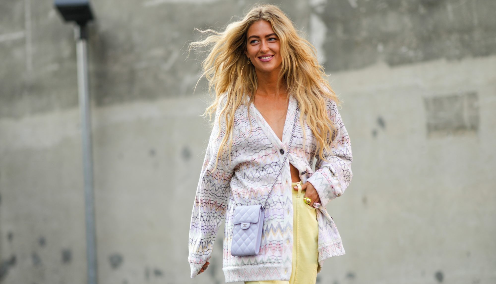 Λαμπερά και πυκνά μαλλιά: Οι πολύτιμοι σύμμαχοι που θα σε βοηθήσουν να το πετύχεις