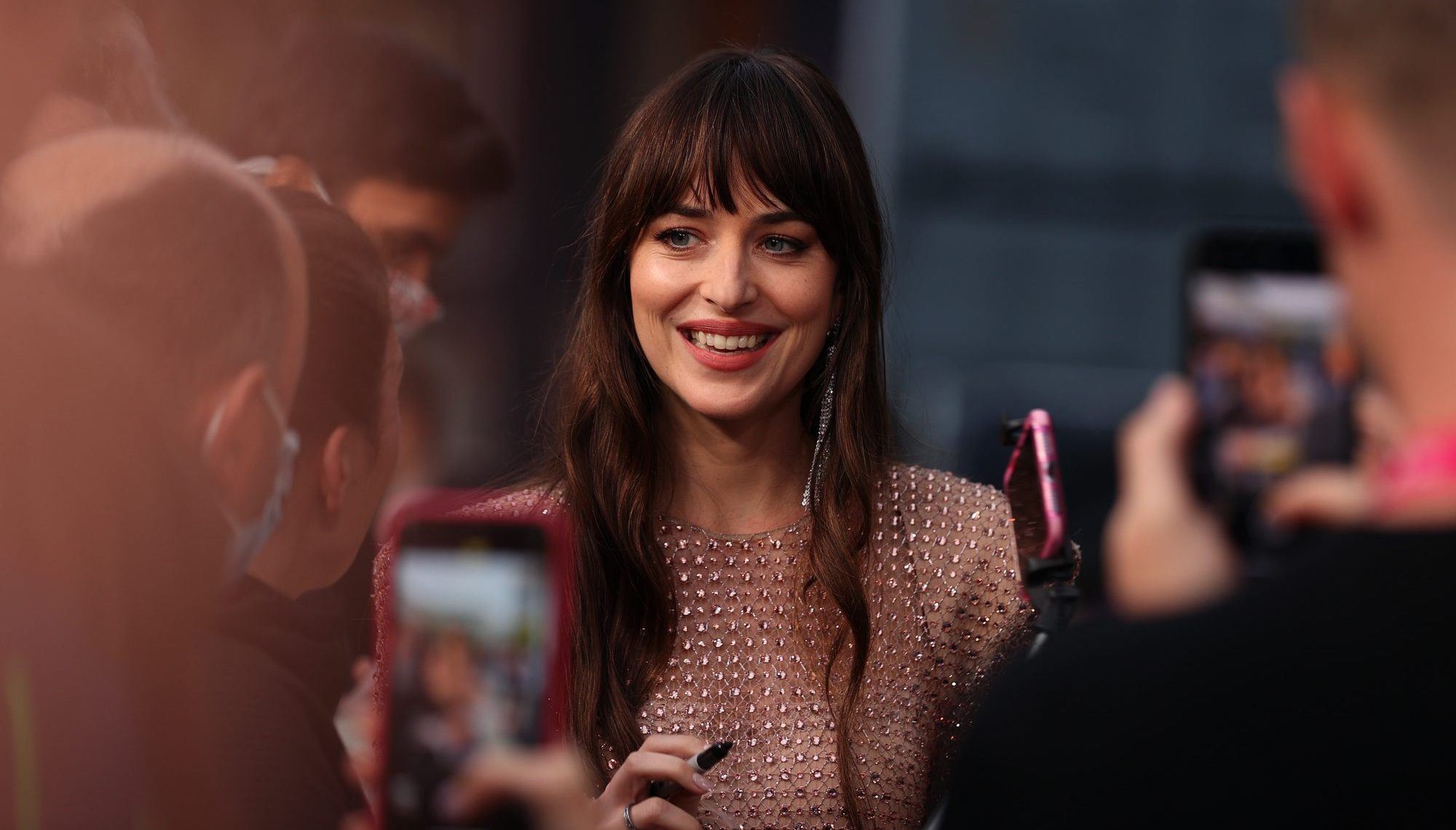 Το casual look της Dakota Johnson είναι super πρόταση για το weekend