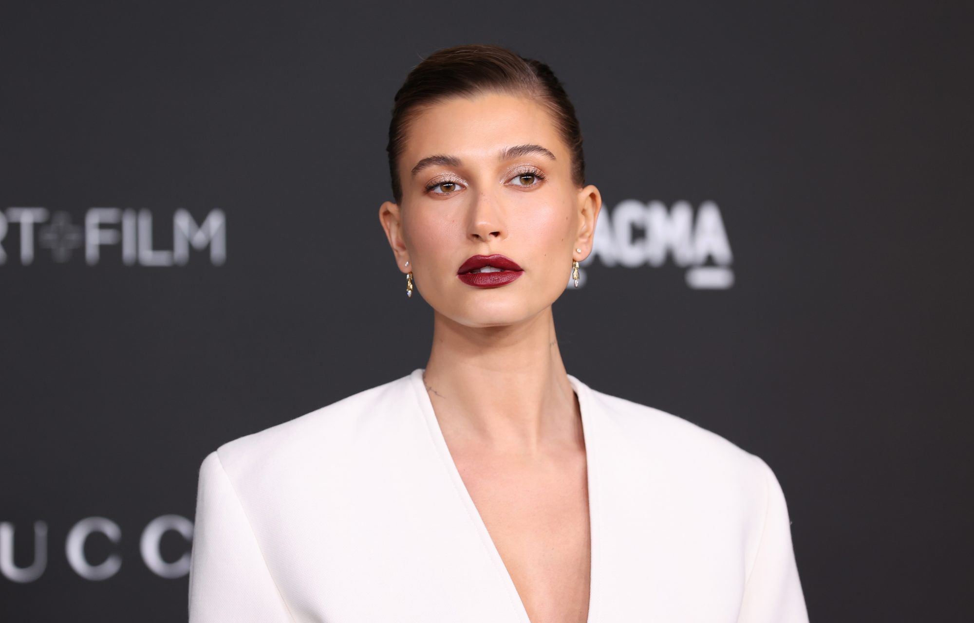 Hailey Bieber: 2 beauty items που έχουν δημιουργήσει celebrity girls και την έχουν ενθουσιάσει