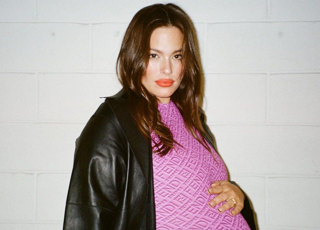 Ashley Graham: Απαντάει σε όσους κρίνουν το σώμα της στη περίοδο της εγκυμοσύνη