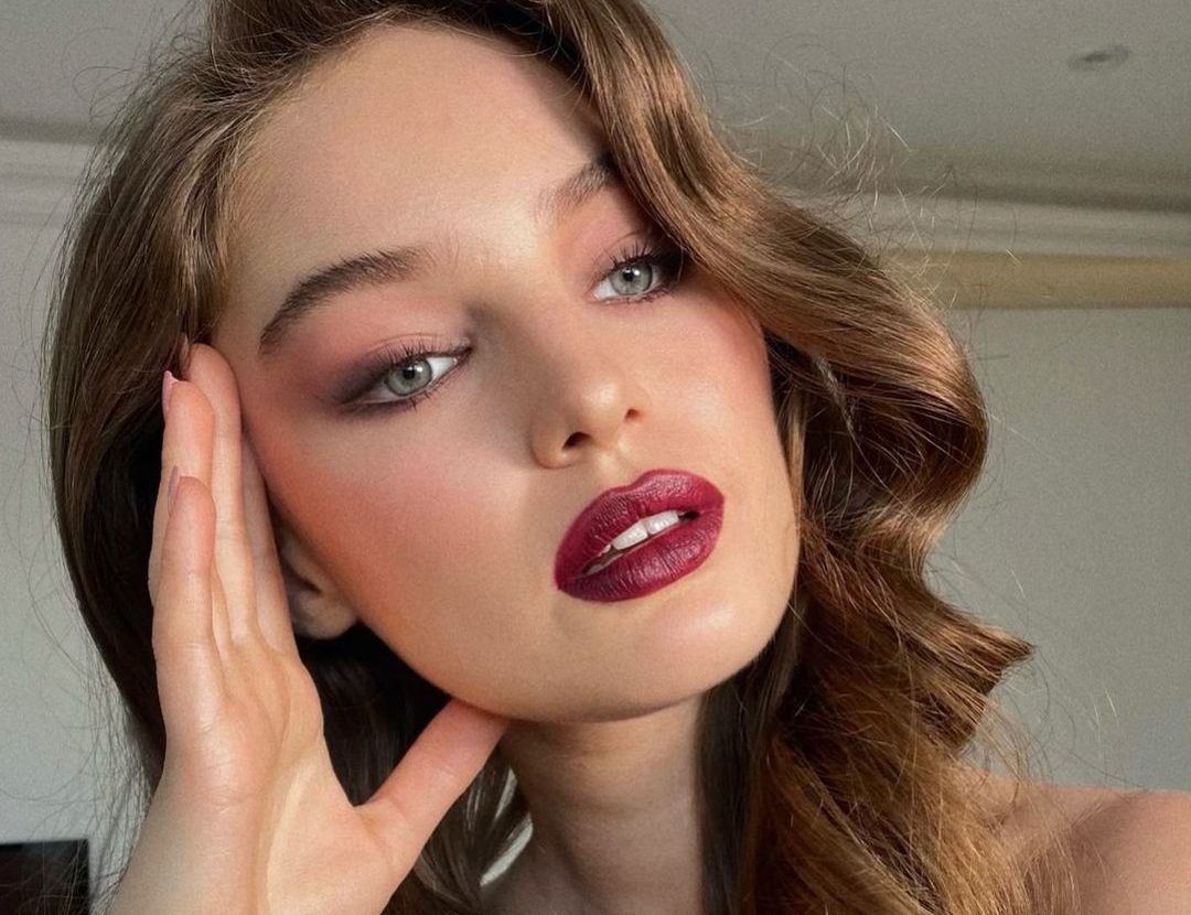 Τα Χριστούγεννα θέλουν λάμψη: Τα beauty items που σίγουρα θα χρειαστείς σήμερα