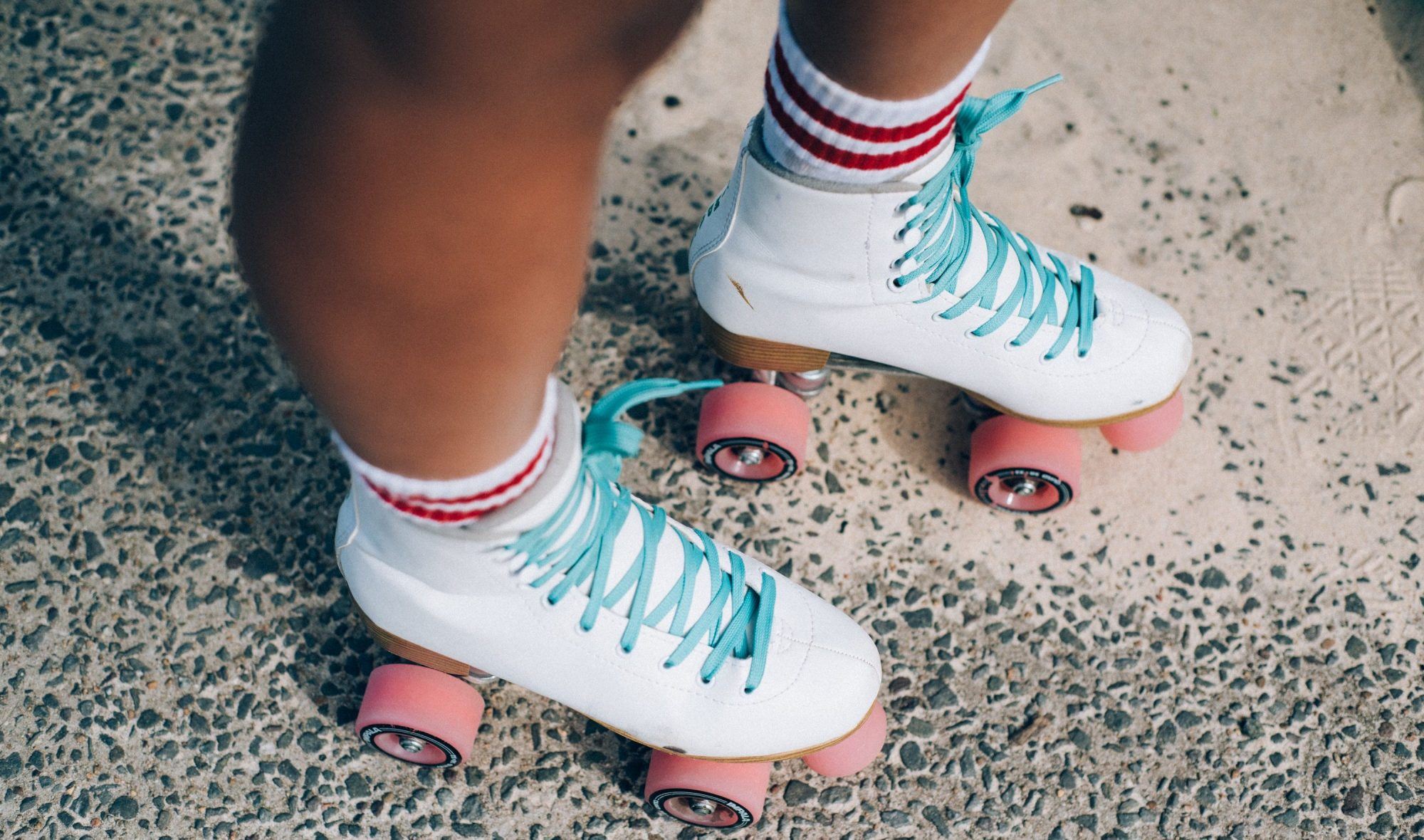Το roller skating εκτός από μεγάλο trend είναι και πολύ καλή γυμναστική. Το γνώριζες;