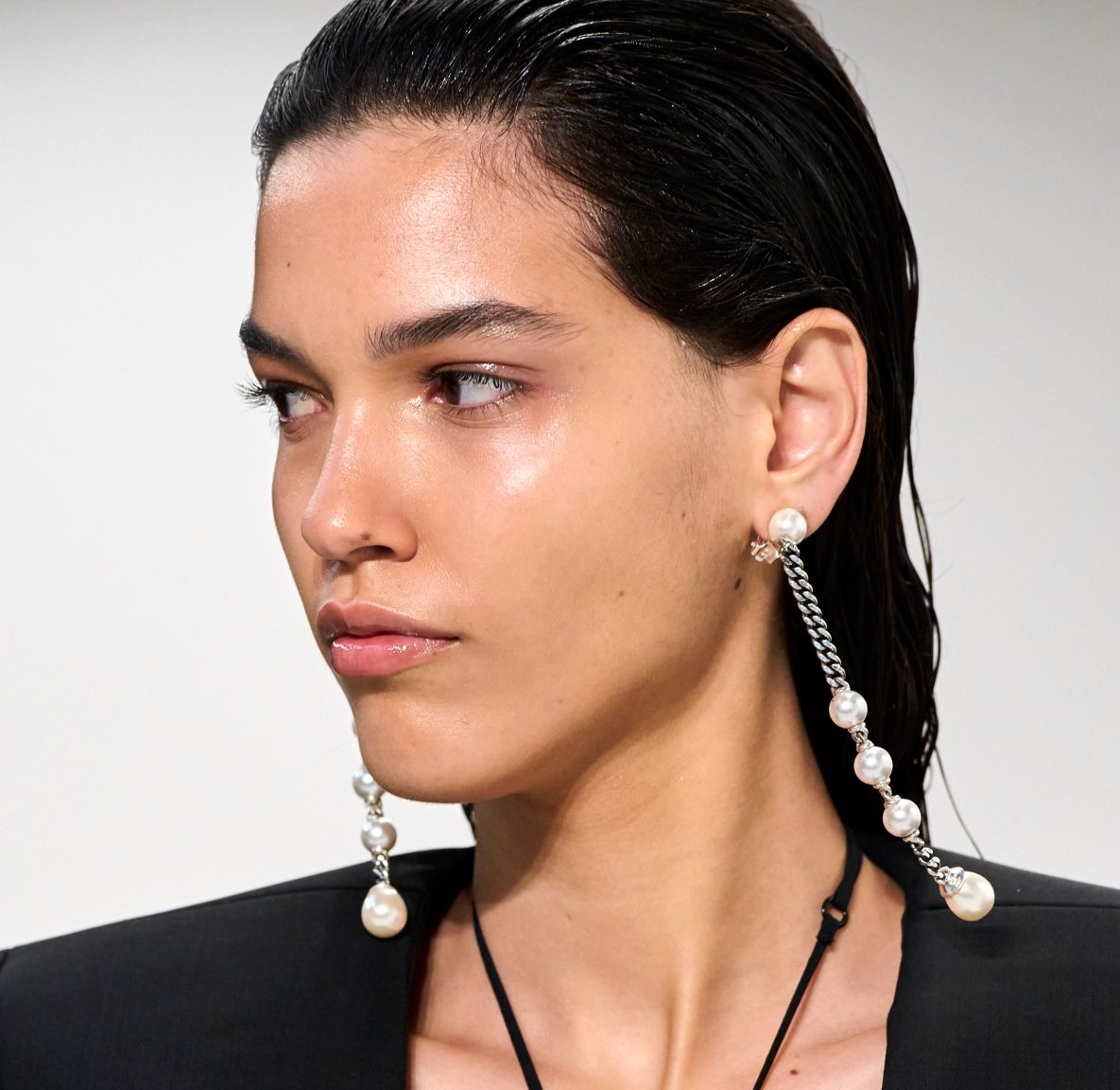 Το εύκολο hair-look που αποτελεί την ιδανική πρόταση για την party season