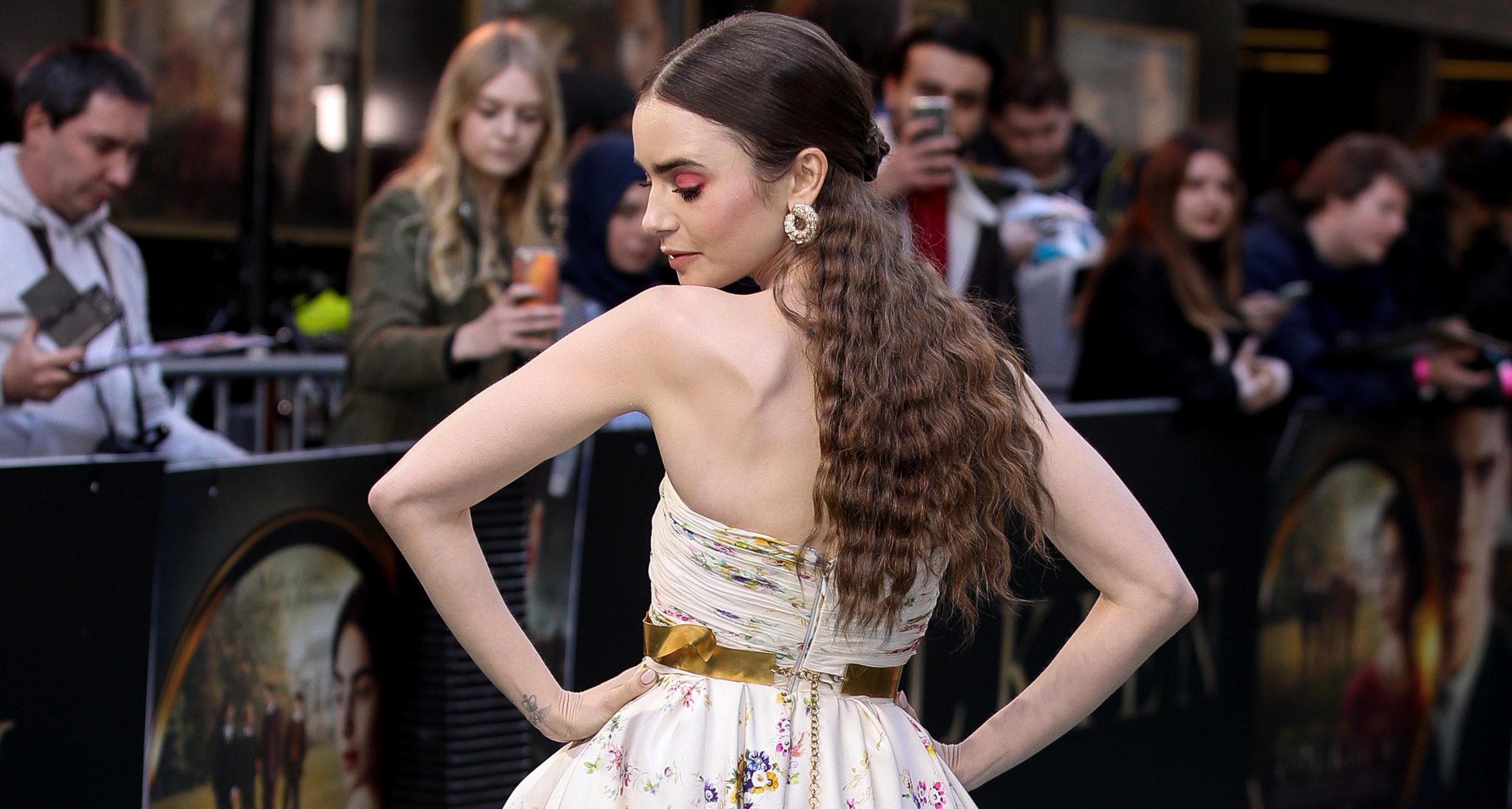 Do it like Lily Collins: Για εσένα που έχεις αφέλειες αυτό είναι το ιδανικό χτένισμα