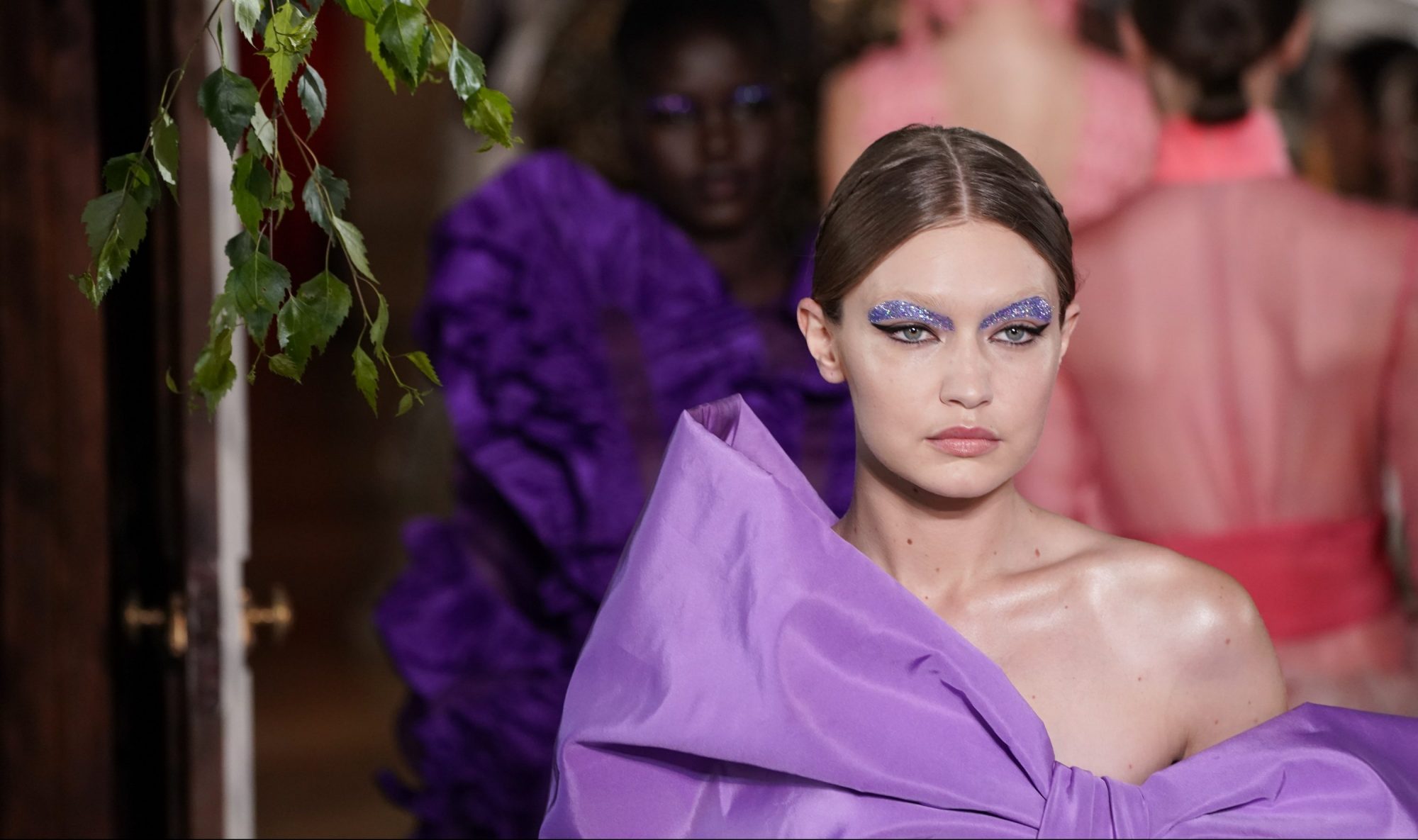 Very Peri: 7 beauty items στην πιο hot απόχρωση της χρονιάς